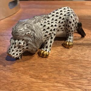 Herend lion drinking water black 15435